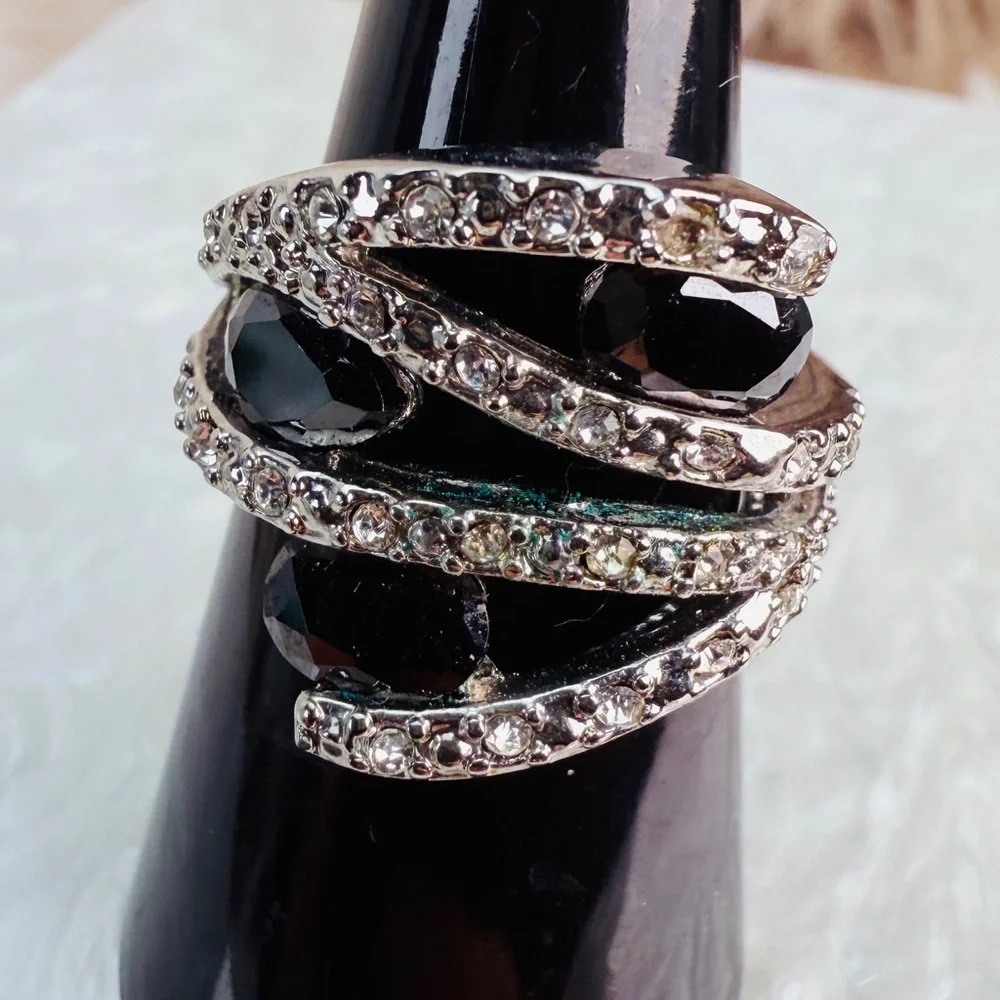 Beautiful silver tone and black bling wideband costume ring size 7